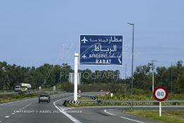 Image du Maroc Professionnelle de  Camions et véhicules circulent sur l'autoroute (Rabat-Kenitra) en direction Rabat aux environ de l'aéroport de Rabat Salé, Mercredi 7 Mars 2005. (Photo / Abdeljalil Bounhar)